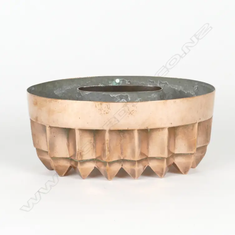 A large and heavy antique copper oval ring mould Image 1++