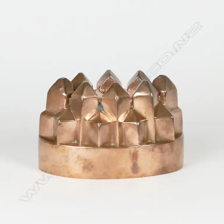 A large and heavy antique copper oval mould Image 1++