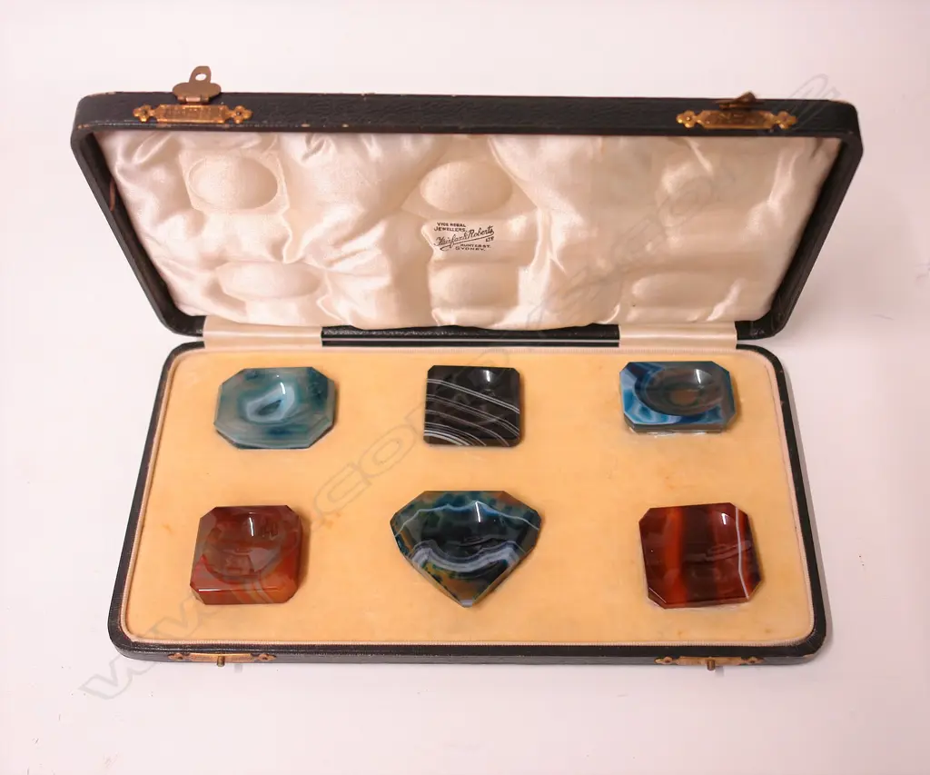 A cased set of six early 20thC banded agate individual salts Image 1++