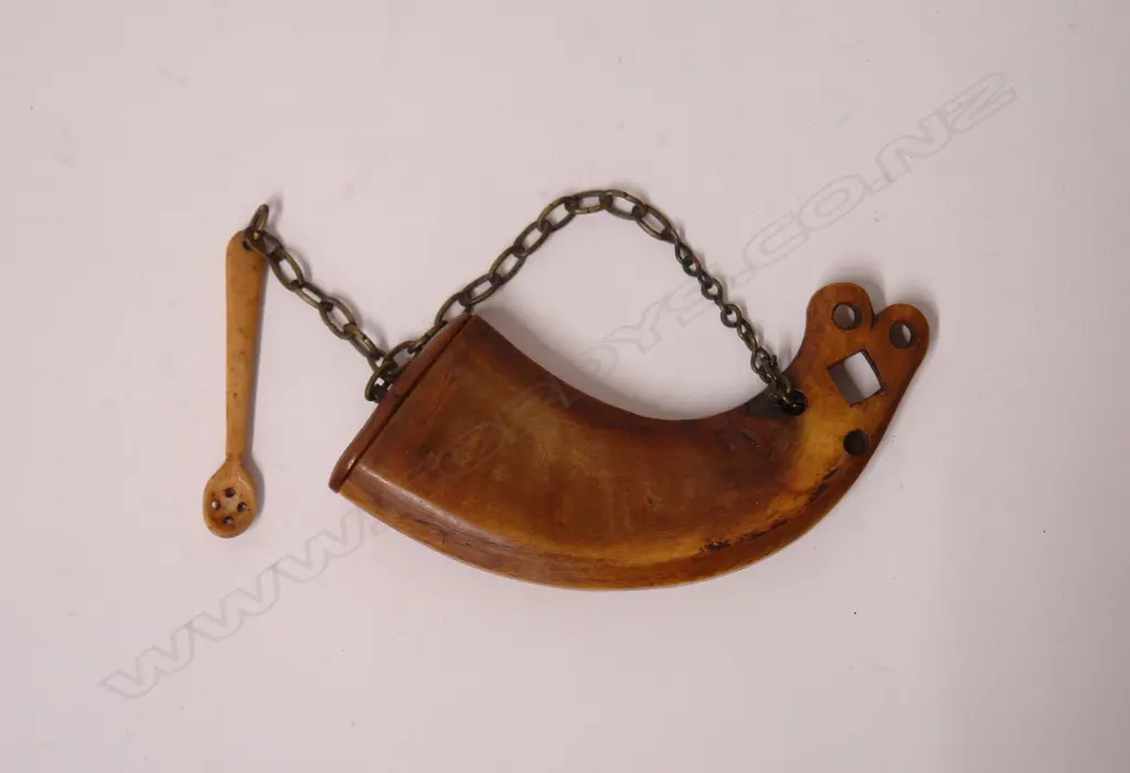 A 19thC European small horn powder flask Image 1++