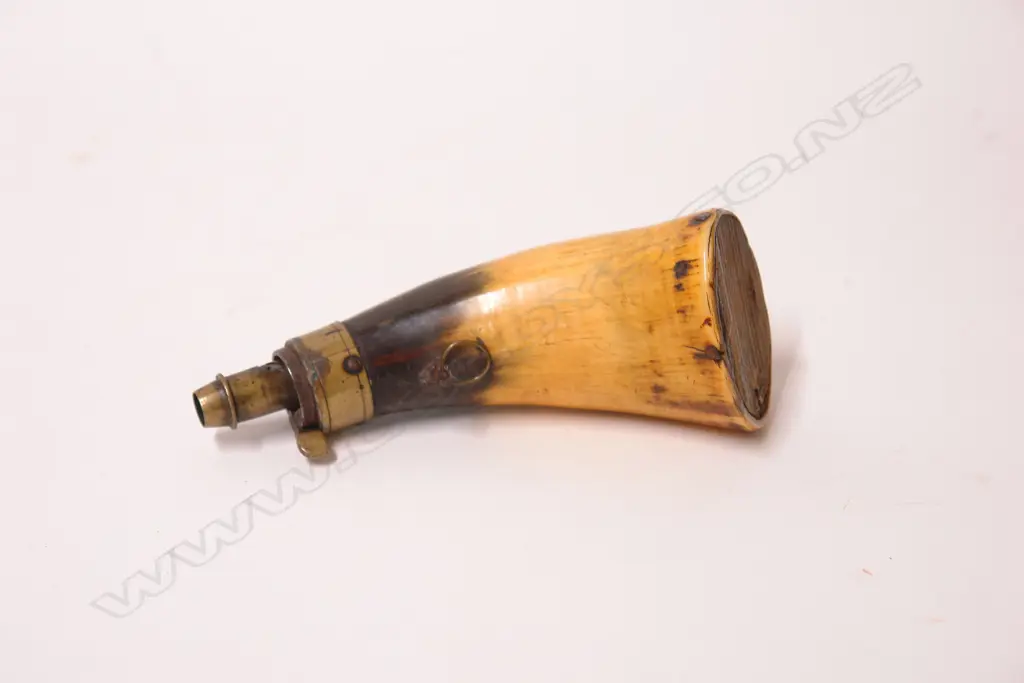 A late 19thC powder horn Image 1++