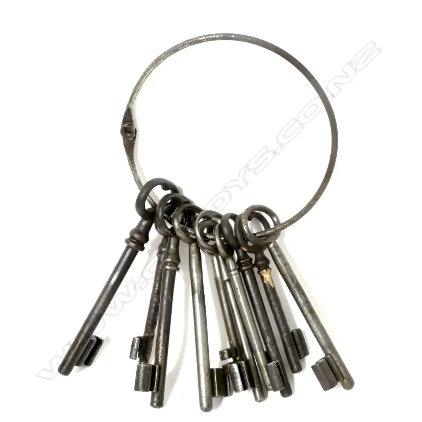 A bundle of vintage keys Image 1++