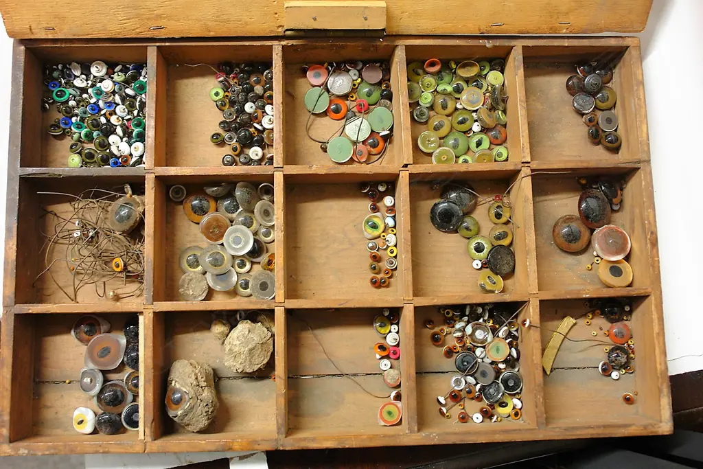 A boxed collection of various vintage teddy bear and other glass eyes Image 1++