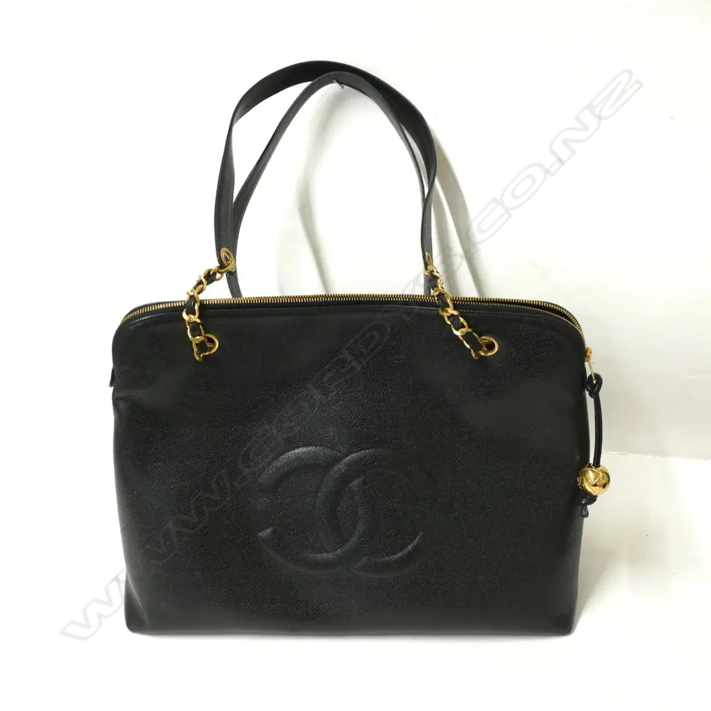 An authentic pre-owned large Chanel handbag Image 1++