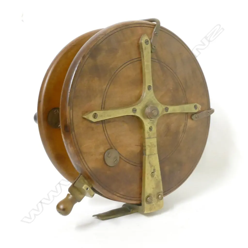 An 8" walnut and brass old English sea fishing reel Image 1++