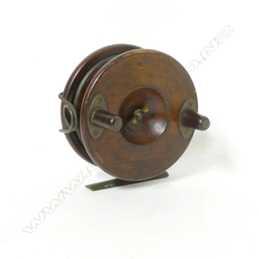 A 4½" wooden reel with brass fittings Image 1++