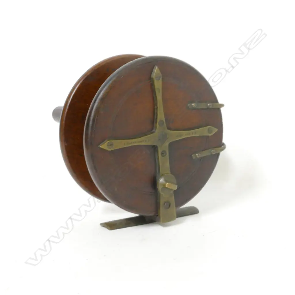 A 4½" wooden reel with brass fittings Image 1++