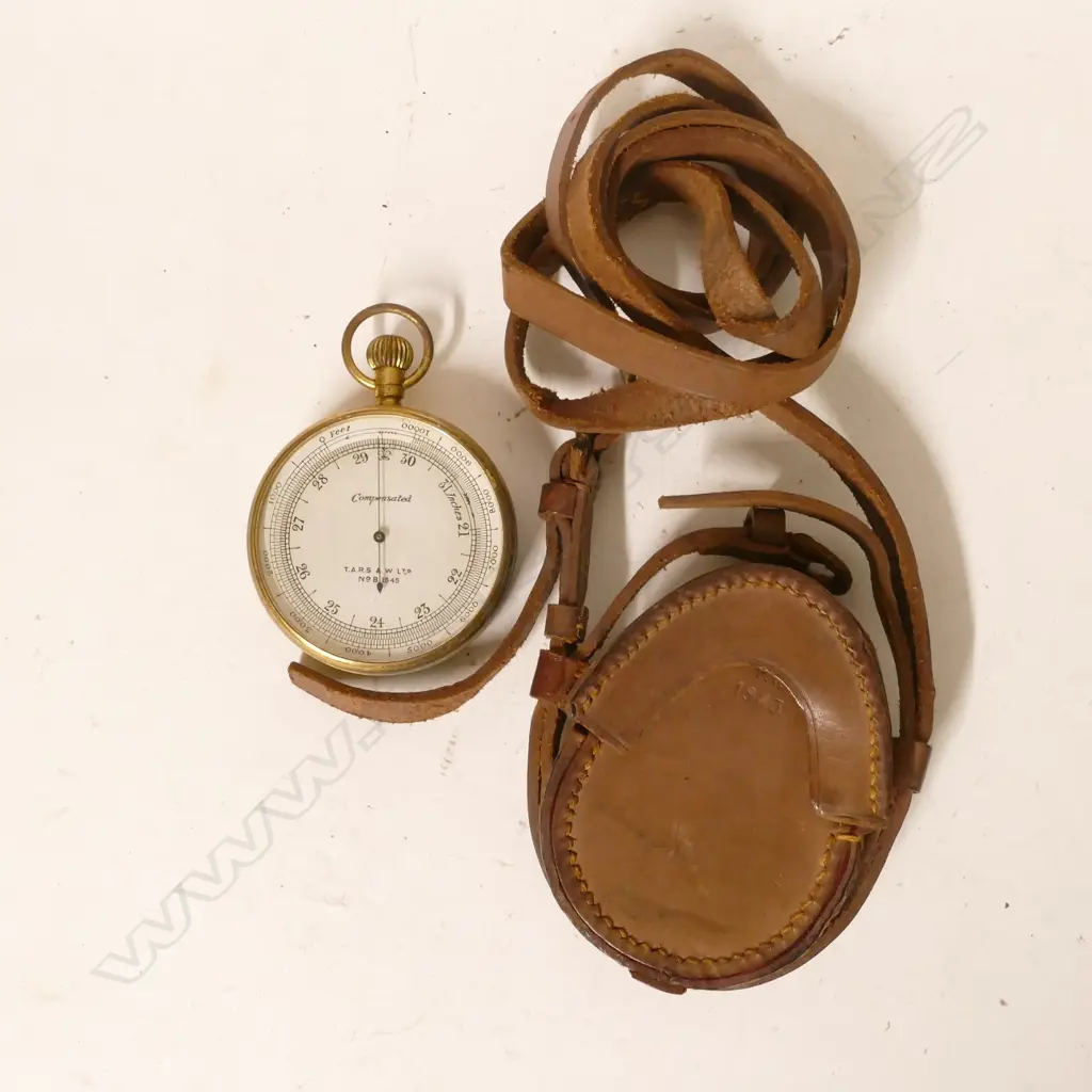 A gilt metal cased aneroid pocket barometer Image 1++