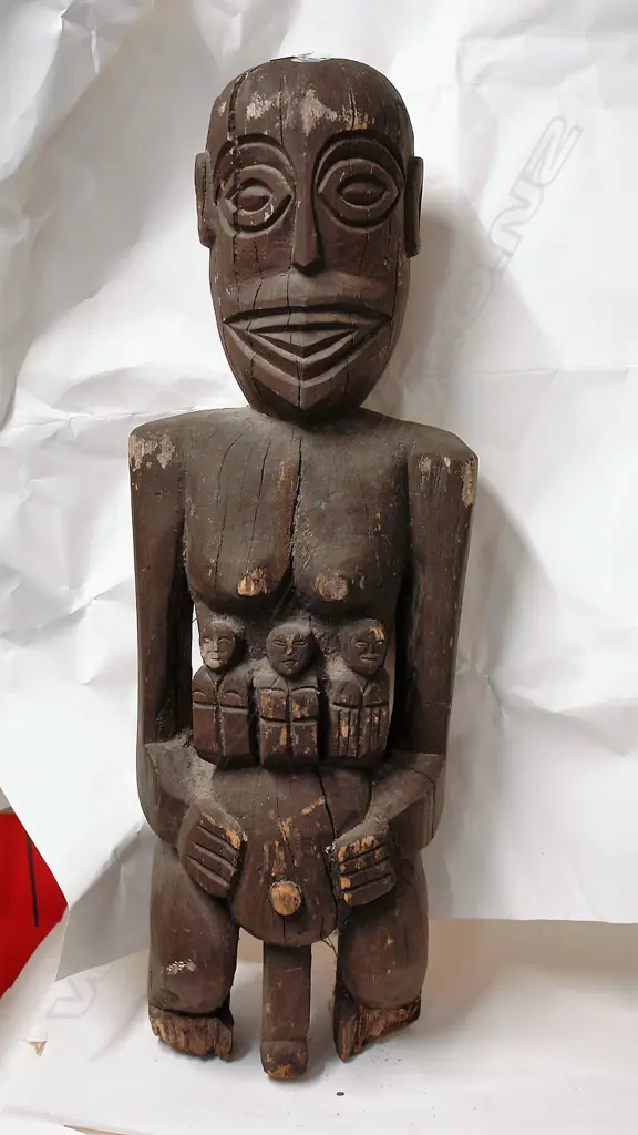 A large old Rarotongan figure carving Image 1++