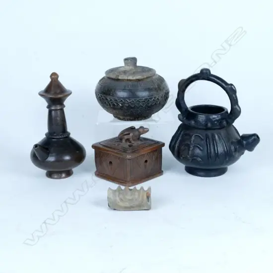 Four Nigerian pottery pieces: a kendi