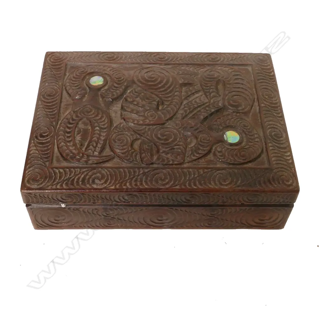 A Maori carved wooden box Image 1++