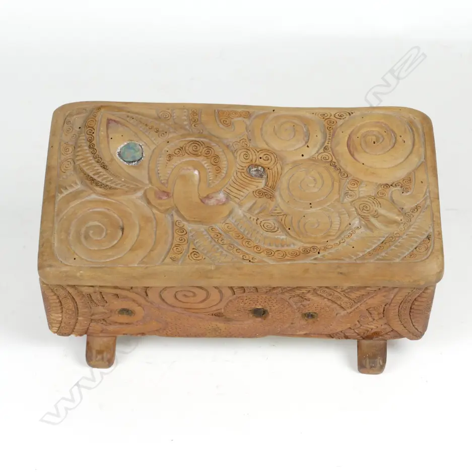 A Jane Brenkley carved box Image 1++