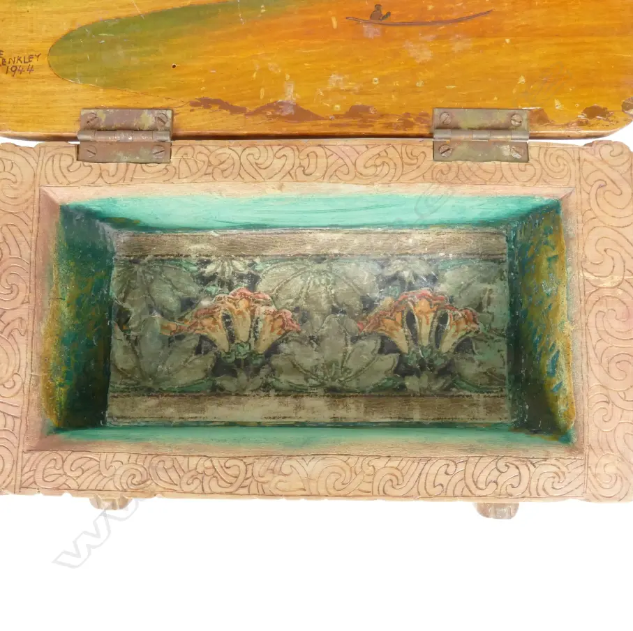 A Jane Brenkley carved box Image 1++