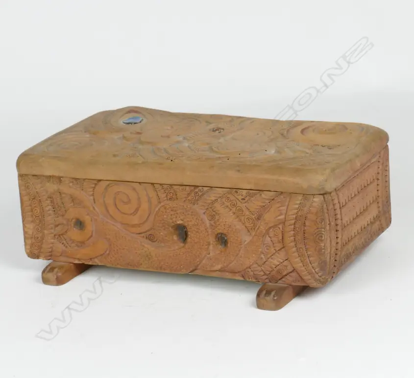A Jane Brenkley carved box Image 1++