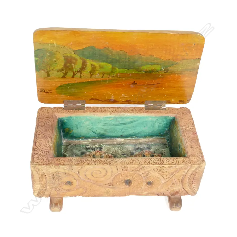 A Jane Brenkley carved box Image 1++