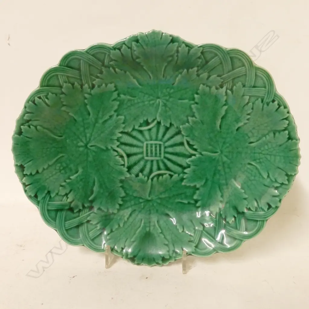 A pair of 19thC Wedgwood green majolica oval plates Image 1++