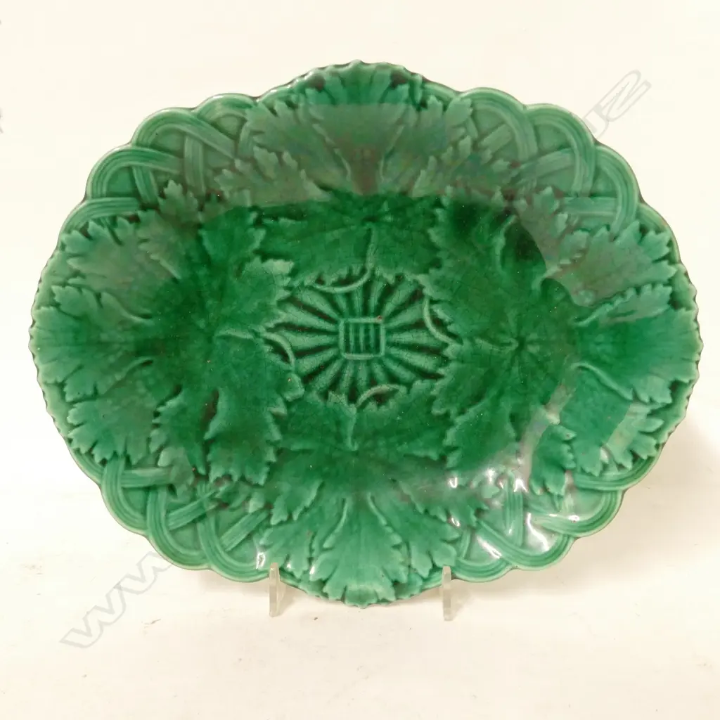 A pair of 19thC Wedgwood green majolica oval plates Image 1++
