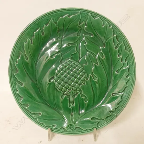 An early 19thC green majolica plate