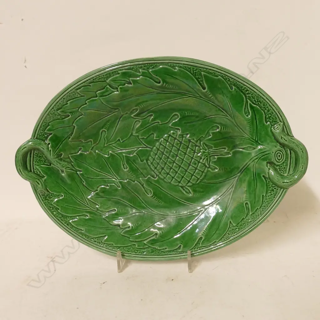 An early 19thC green majolica platter Image 1++