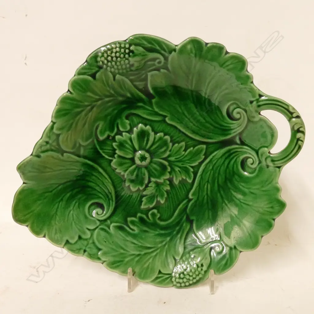 A 19thC large green majolica leaf dish Image 1++
