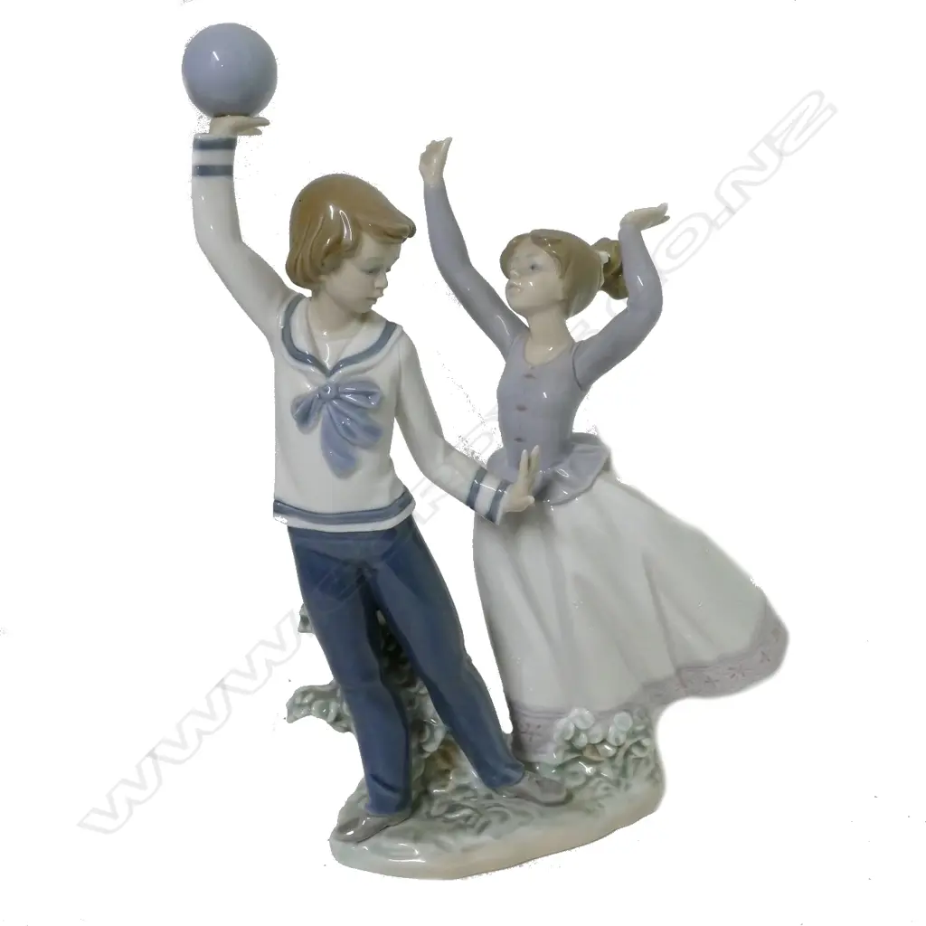 A Lladro figure group 'Children at Play' Image 1++