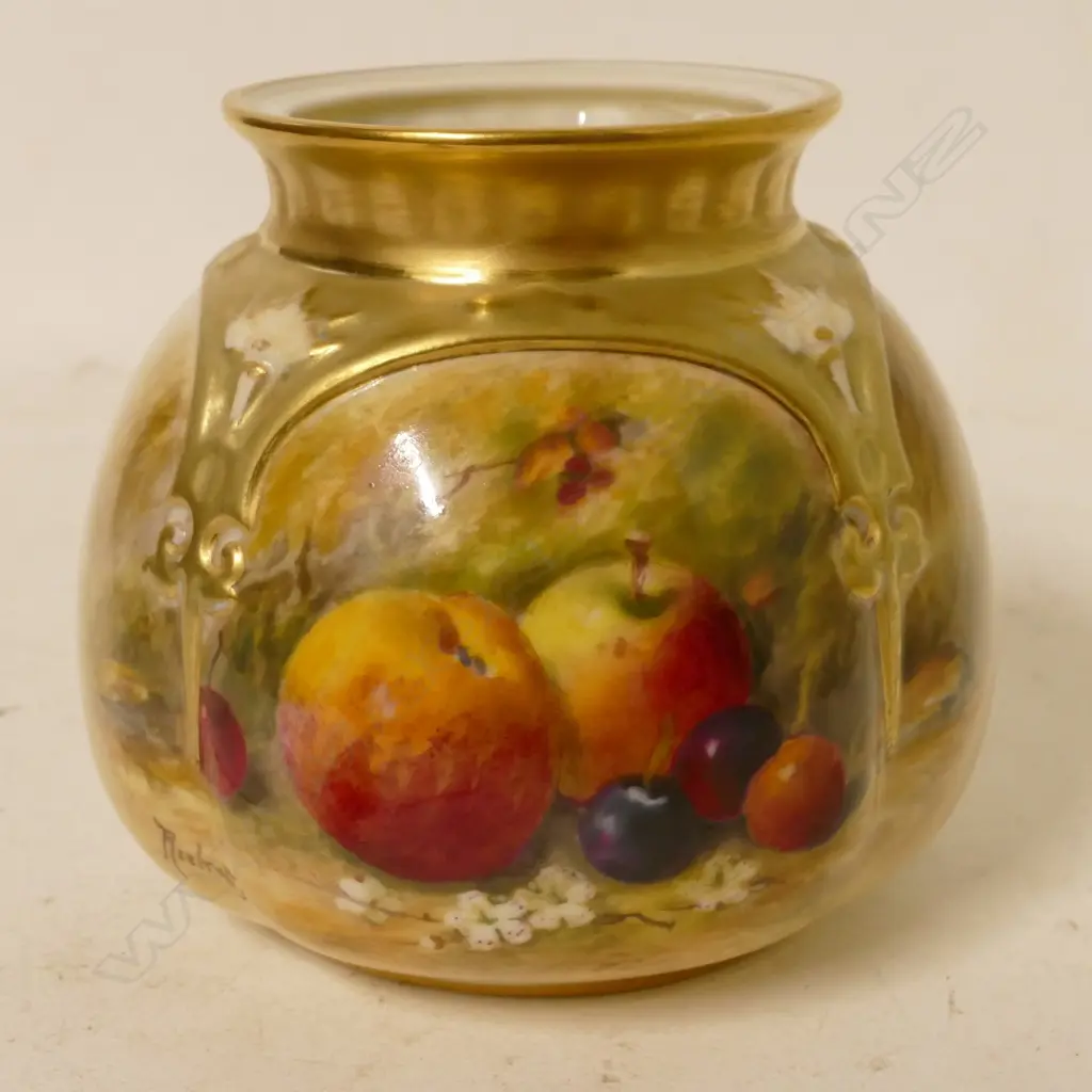 A small Royal Worcester vase Image 1++