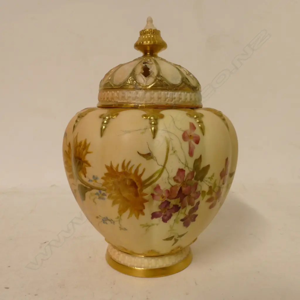 A Royal Worcester potpourri Image 1++