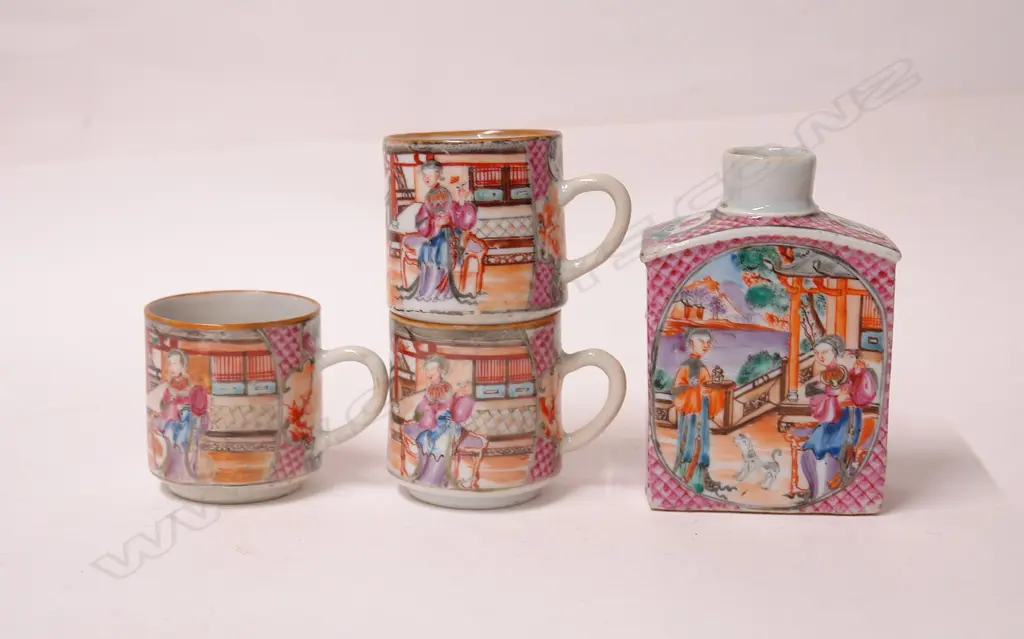Four early 19thC Chinese famille rose pieces Image 1++