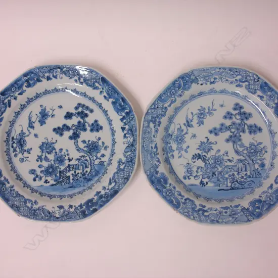 A pair of late 18th/early19thC Chinese export porcelain plates