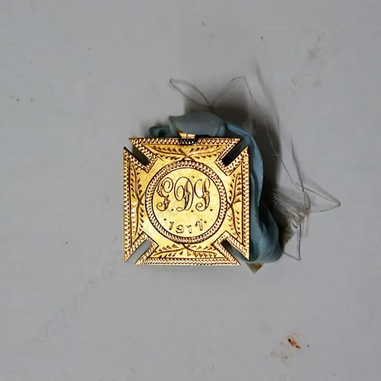 A 1917 9ct. rose gold Maltese cross medallion