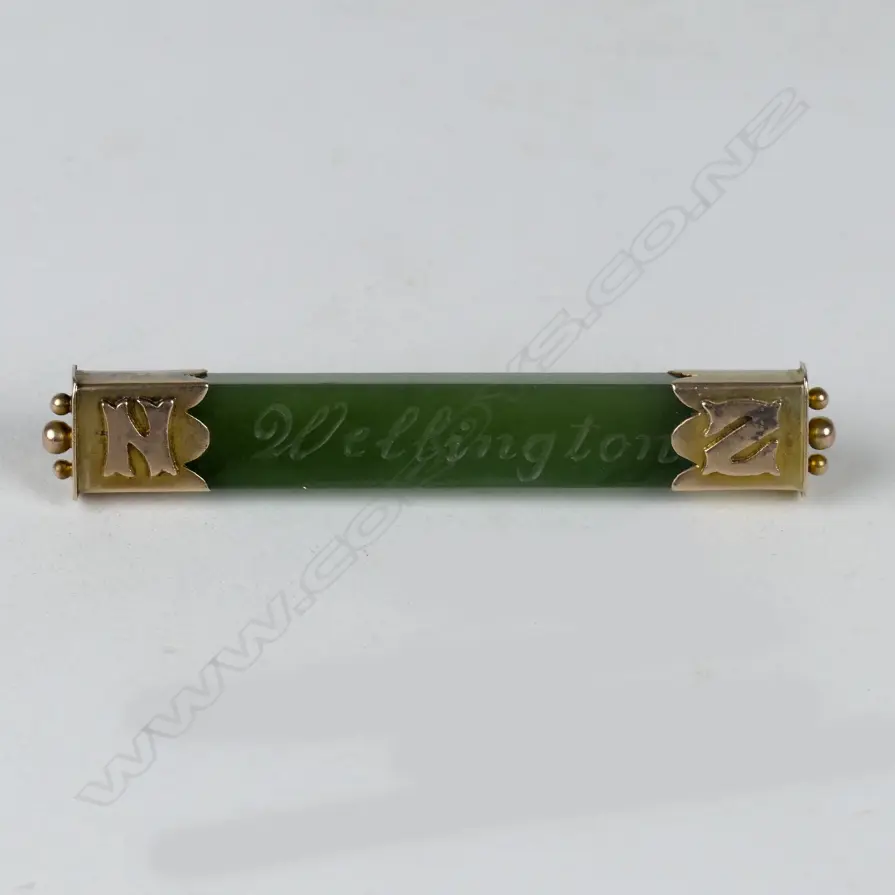 A colonial 15ct. gold and greenstone bar brooch Image 1++