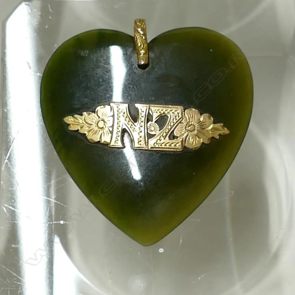 A N.Z. colonial greenstone and 9ct. gold mounted heart pendant Image 1++