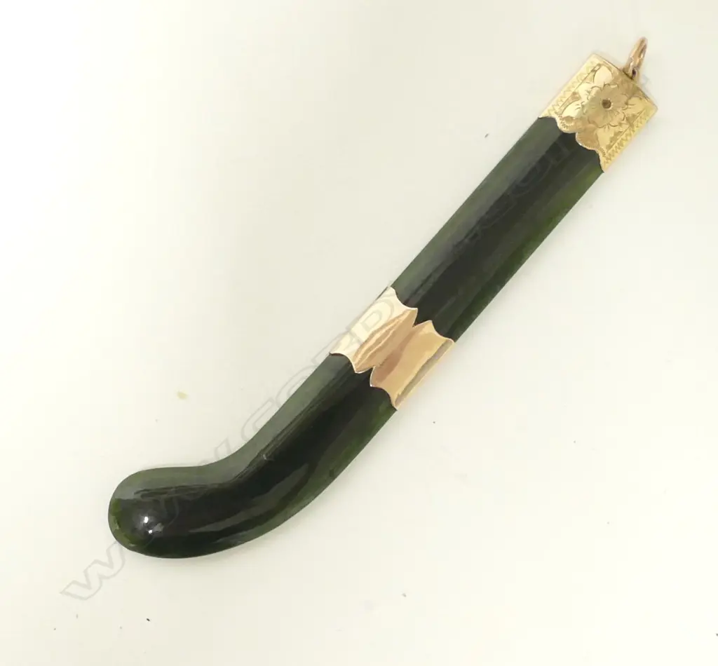 A N.Z. colonial greenstone and 9ct. gold mounted kapeu pendant Image 1++