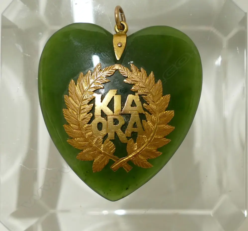 A N.Z. greenstone and 9ct. gilded yellow gold mounted heart pendant Image 1++