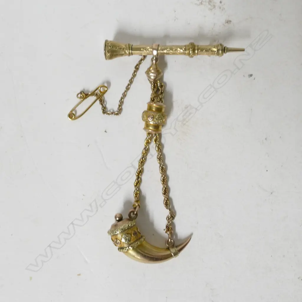 An unusual 9ct. gold brooch Image 1++