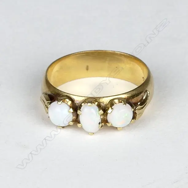 An 18ct. gold and opal ring Image 1++