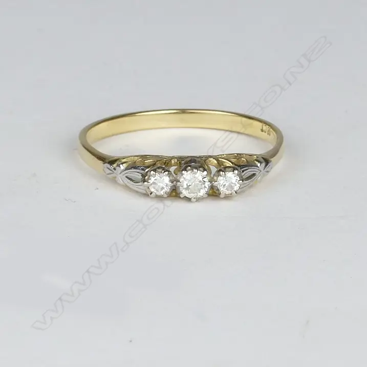 An estate 18ct. gold and three-stone diamond ring Image 1++