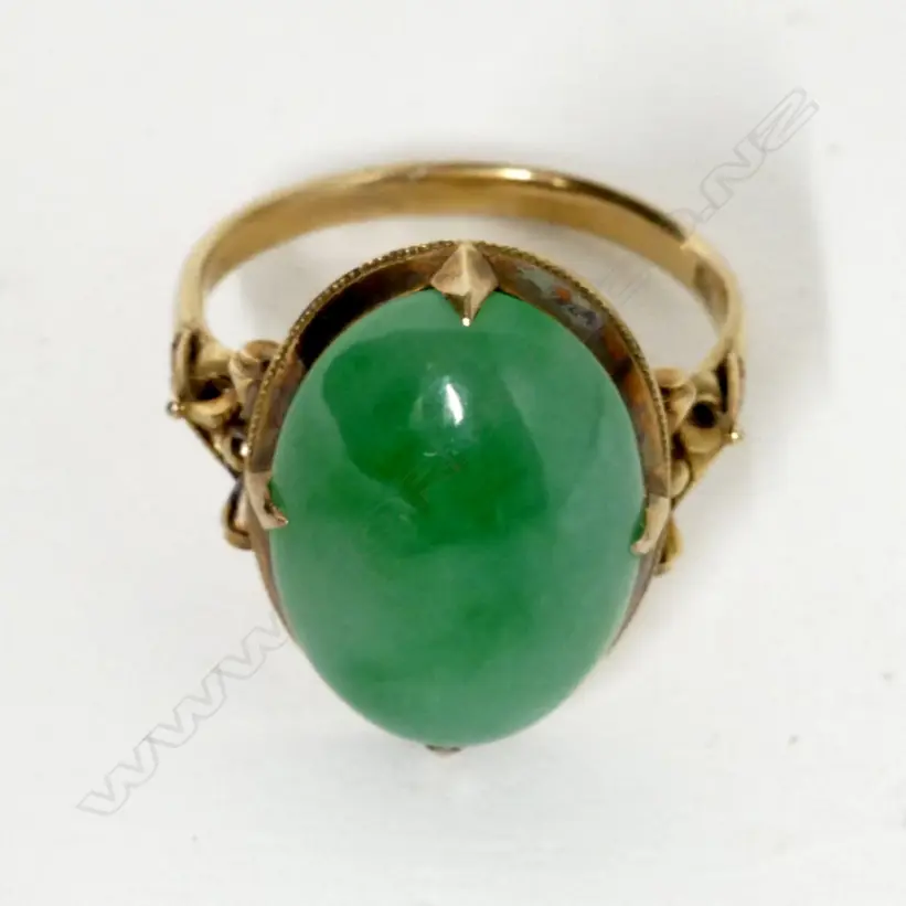 A Chinese 14ct. gold and jade ring Image 1++