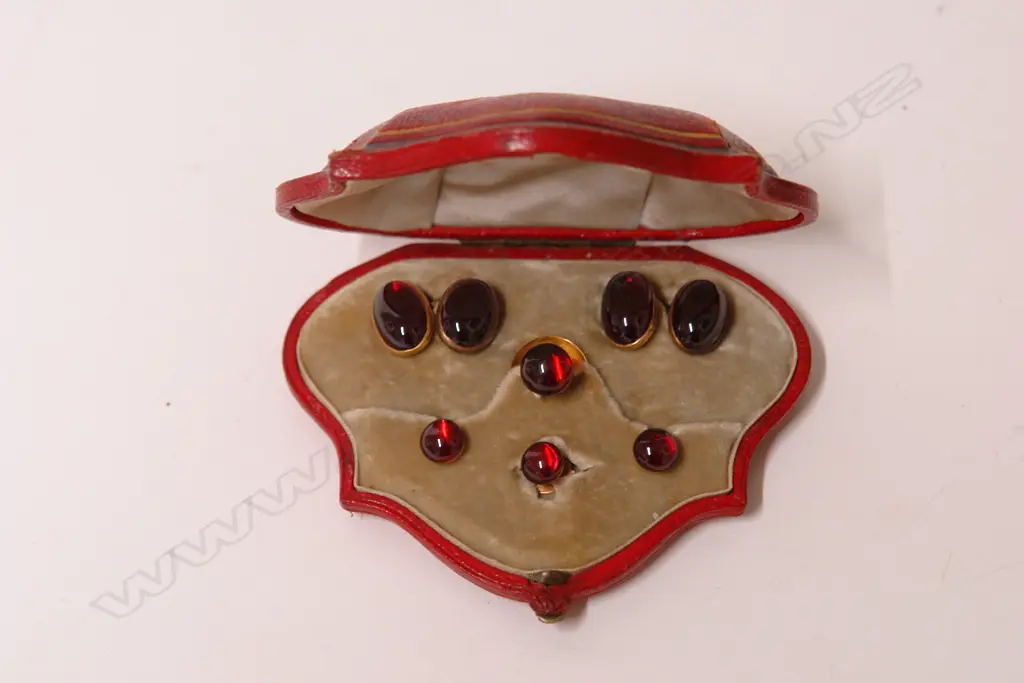 A good Edwardian 18ct. yellow gold and cabochon garnet cufflink and shirt stud set Image 1++