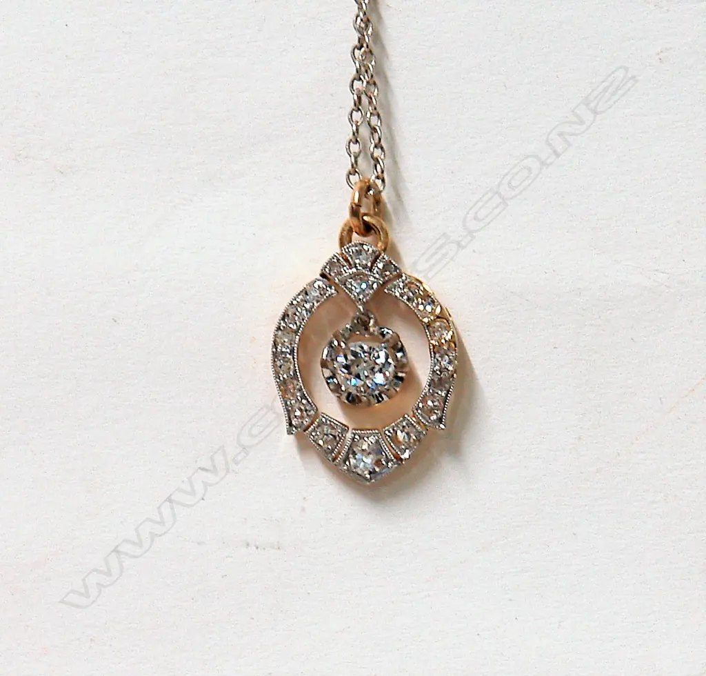 An estate 18ct. gold and platinum diamond pendant Image 1++