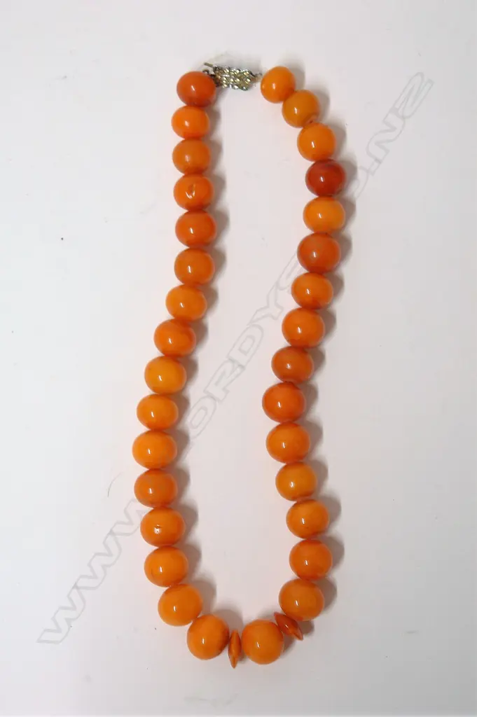 A vintage strand of 32 amber beads Image 1++