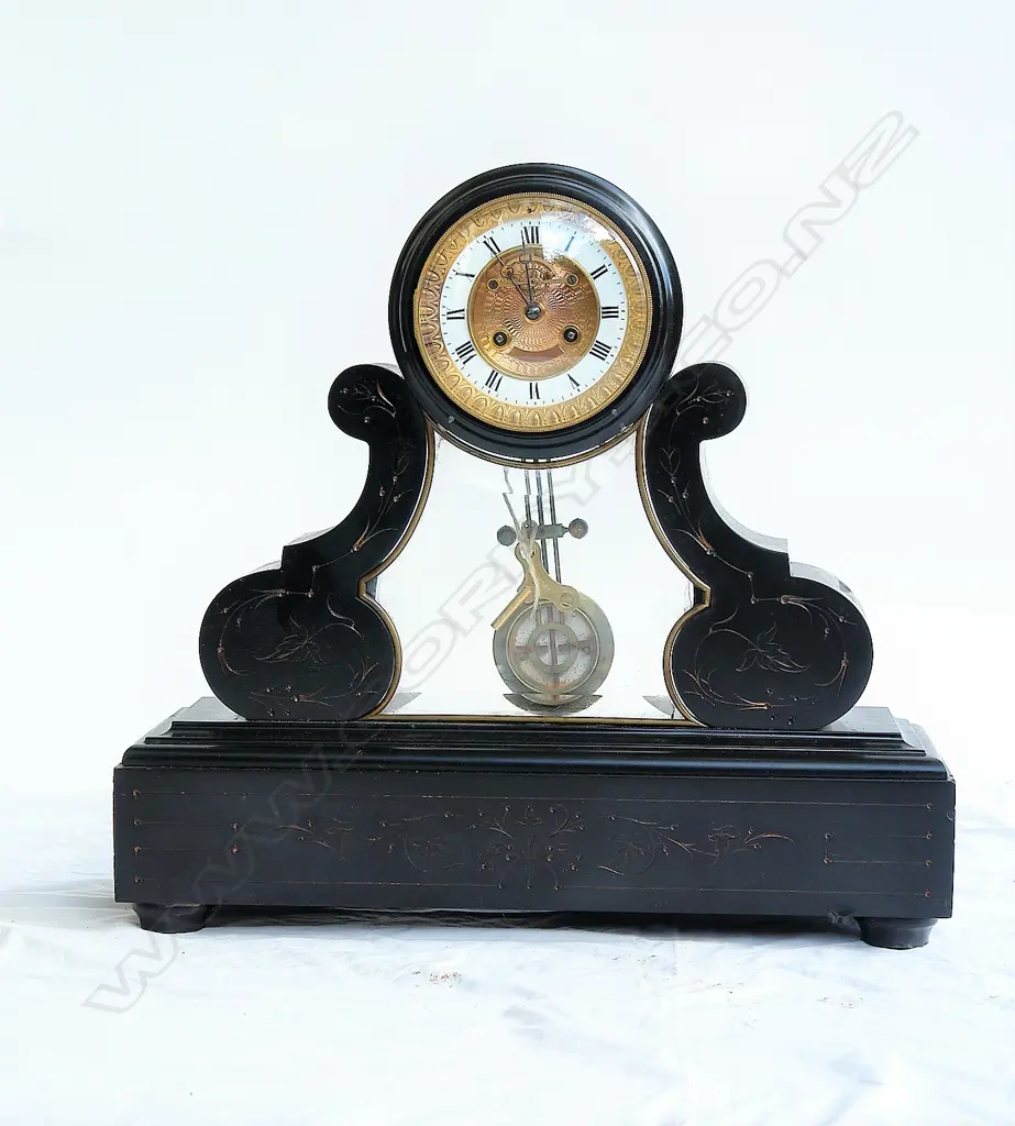A Victorian black slate mantel clock Image 1++