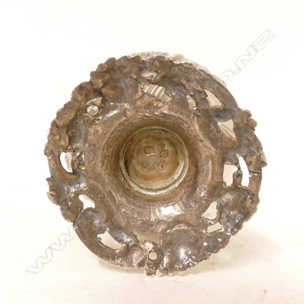 A George II silver tea caddy Image 1++