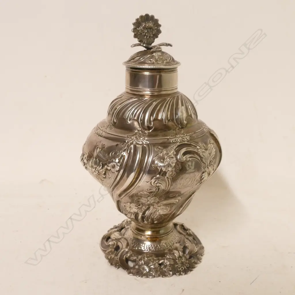 A George II silver tea caddy Image 1++
