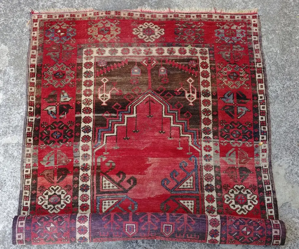 A hand knotted Turkish rug with geometric floral motifs Image 1++