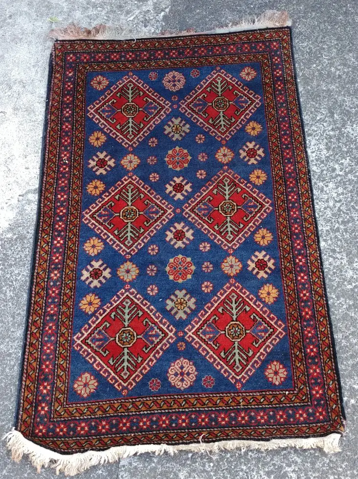 A small hand knotted Persian rug Image 1++