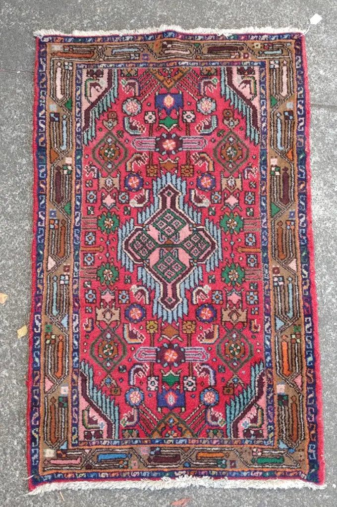 A small hand knotted Persian Hamadan rug Image 1++
