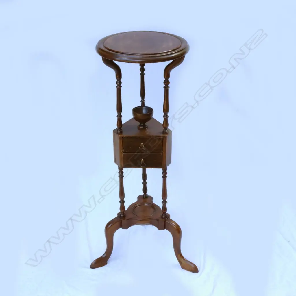 An Edwardian mahogany shaving stand Image 1++