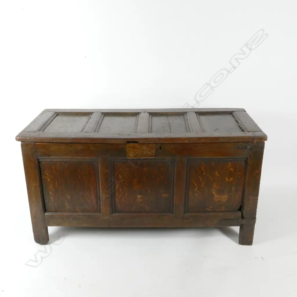 An 18thC English oak coffer Image 1++