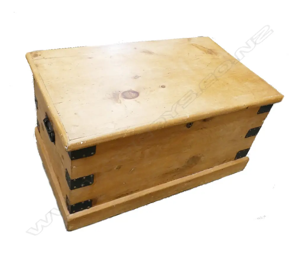 A Victorian pine footlocker Image 1++